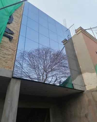 Remodelación de vivienda para clínica en Miraflores, Lima, con fachada moderna en vidrio reflectante, proyecto arquitectónico desarrollado por Arqbimstudio especialistas en diseño y construcción en Perú.